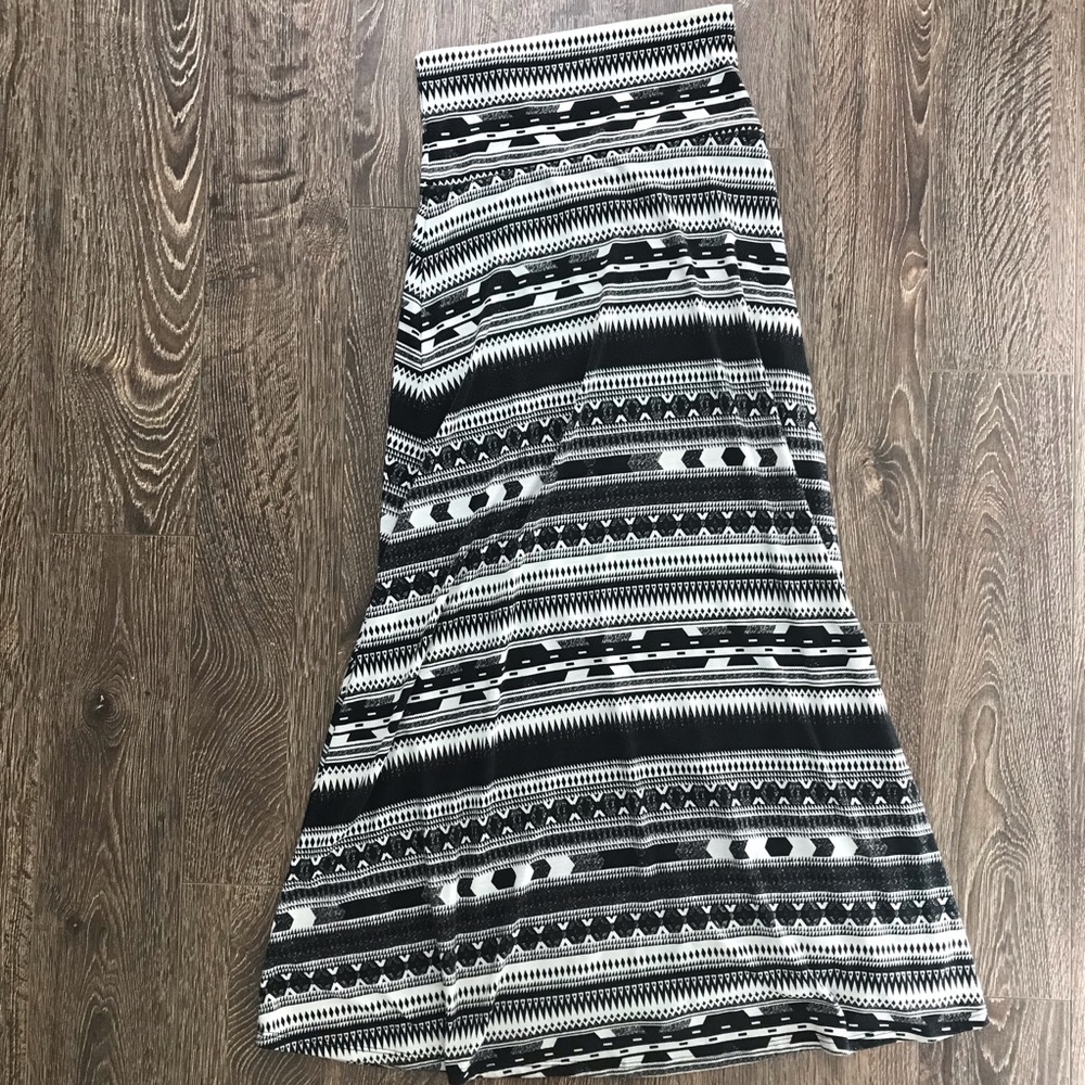 💥4/$25💥 Mossimo Black & White Aztec  Maxi Skirt